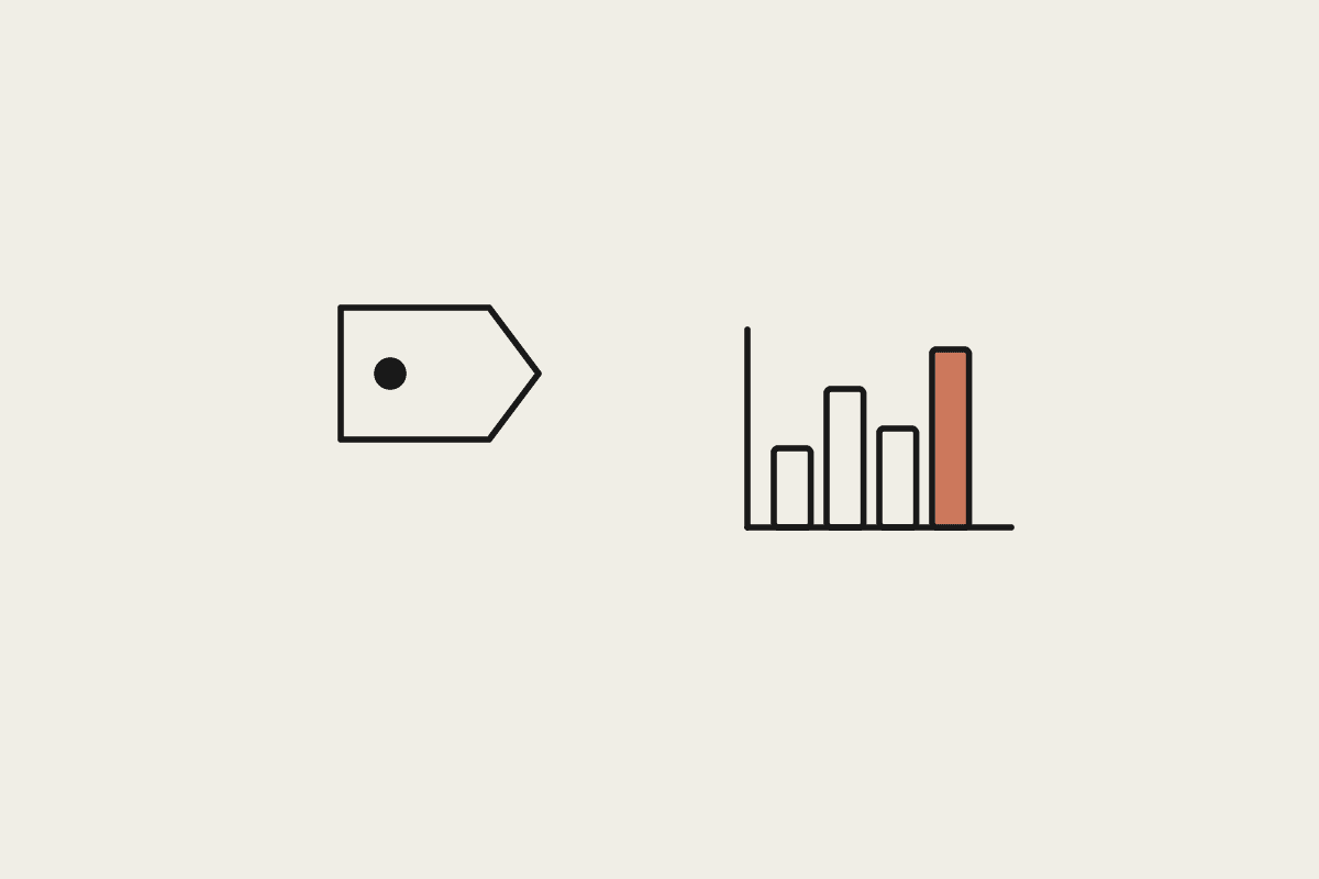 Illustration of a price tag and a bar chart representing committed-use AI discounts